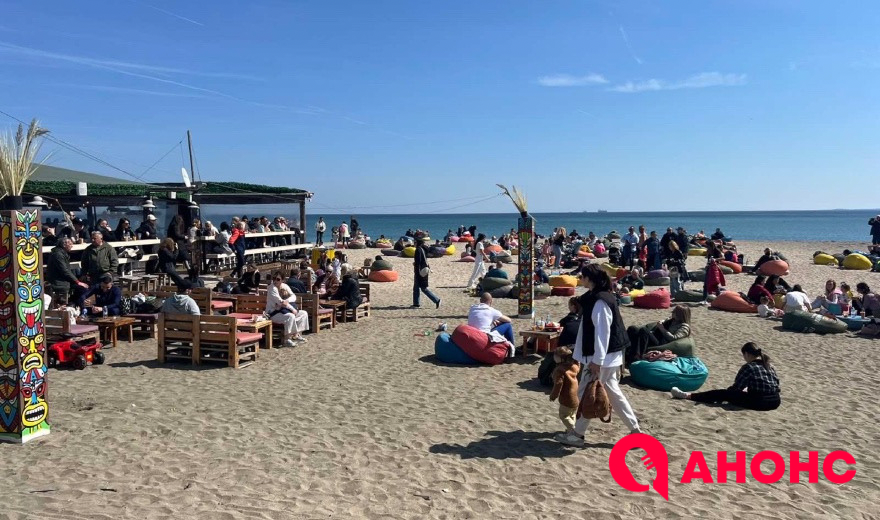 Жегата изпълни с хора плажа в Бургас, опашки за места по баровете 63 бургас
