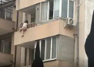 Драма в Бургас: Самотна майка опита да се самоубие, увисна на една ръка от балкона 62 majka burgas