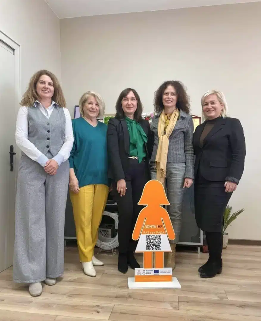 Оранжевата кукла Рада се "притичва" на помощ на жени, жертви на домашно насилие в Стара Загора 62 rada