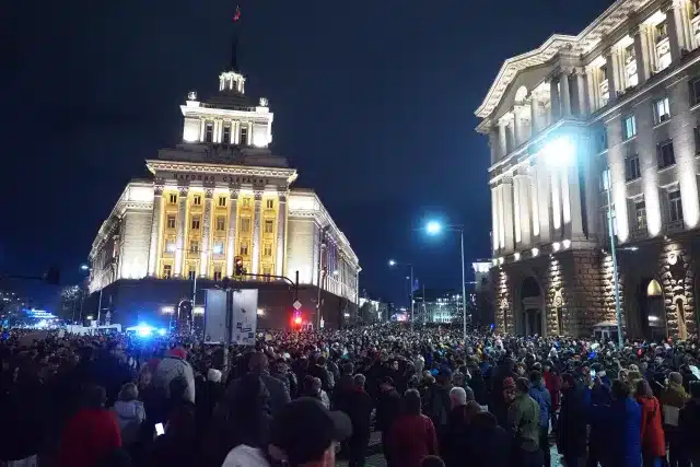 Напрежението на протеста ескалира, автобус е със спуснати гуми. Депутатите не могат да излязат 65 2113700253