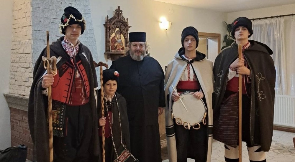 Koledari Risunka Три групи коледари посетиха Басарбовския скален манастир